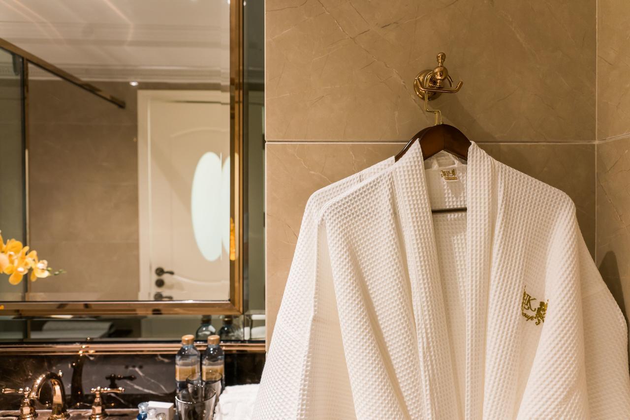 Lk Emerald Beach - Sha Extra Plus Pattaja Kültér fotó A bathrobe