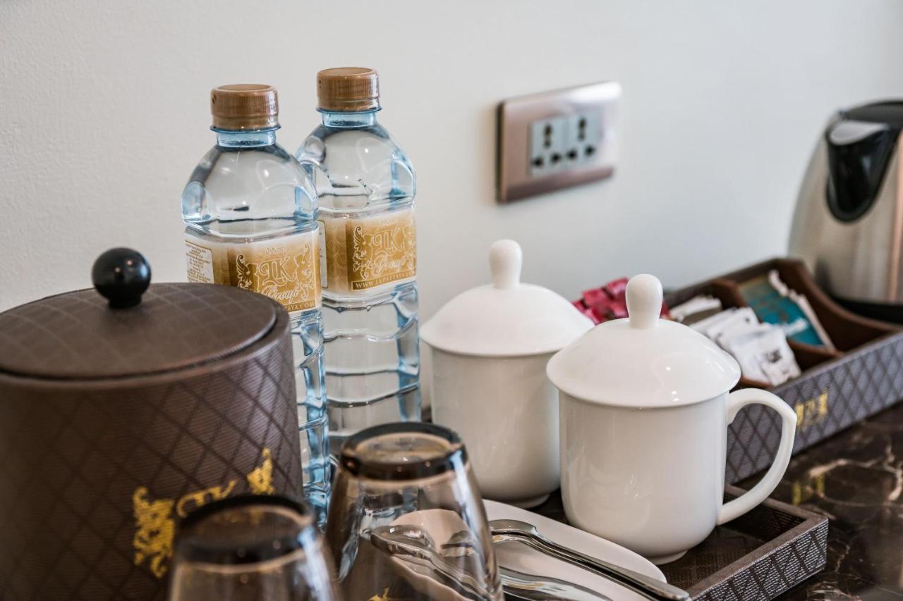 Lk Emerald Beach - Sha Extra Plus Pattaja Kültér fotó Bottled water in a hotel room