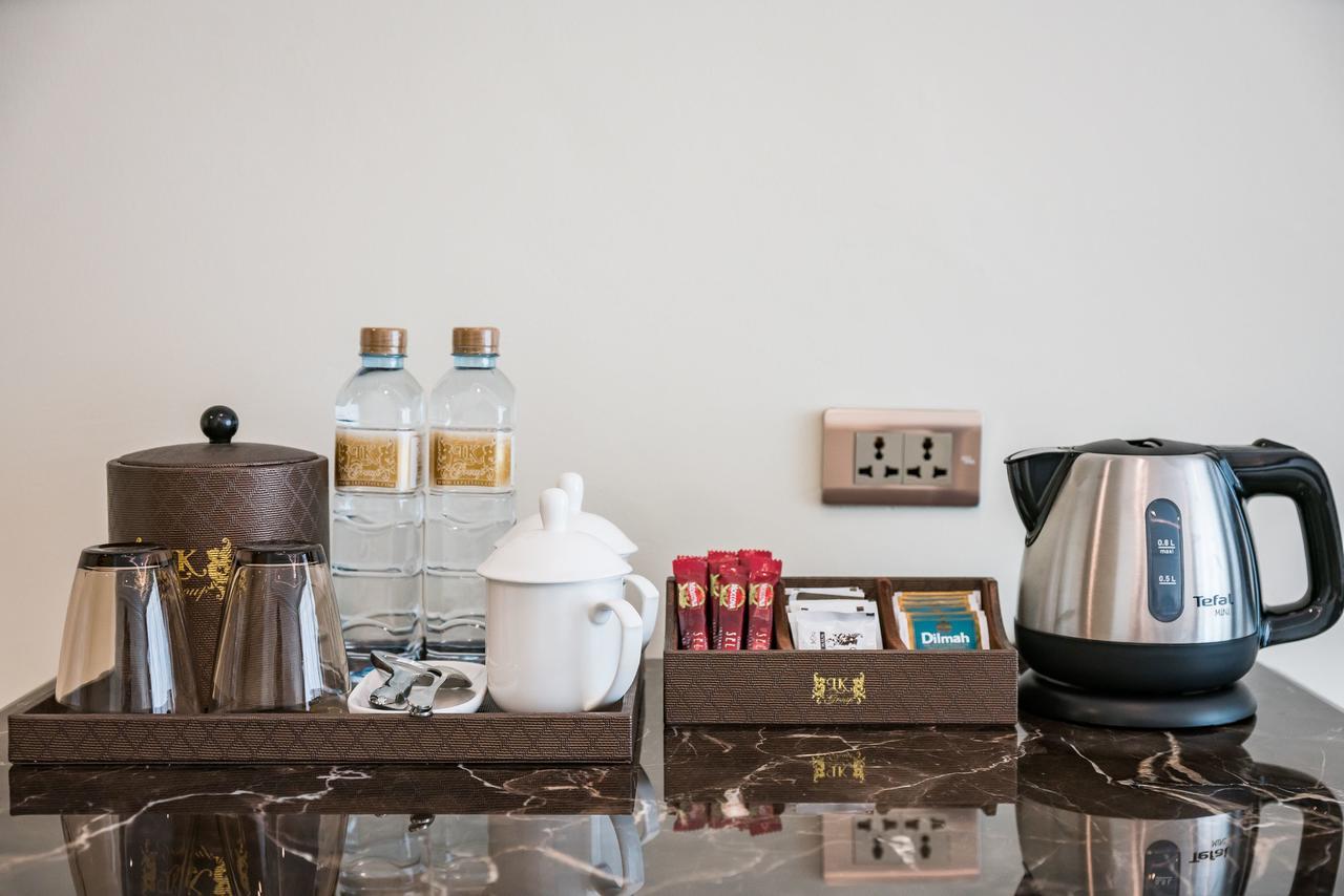 Lk Emerald Beach - Sha Extra Plus Pattaja Kültér fotó A kettle and a tea set in a hotel room