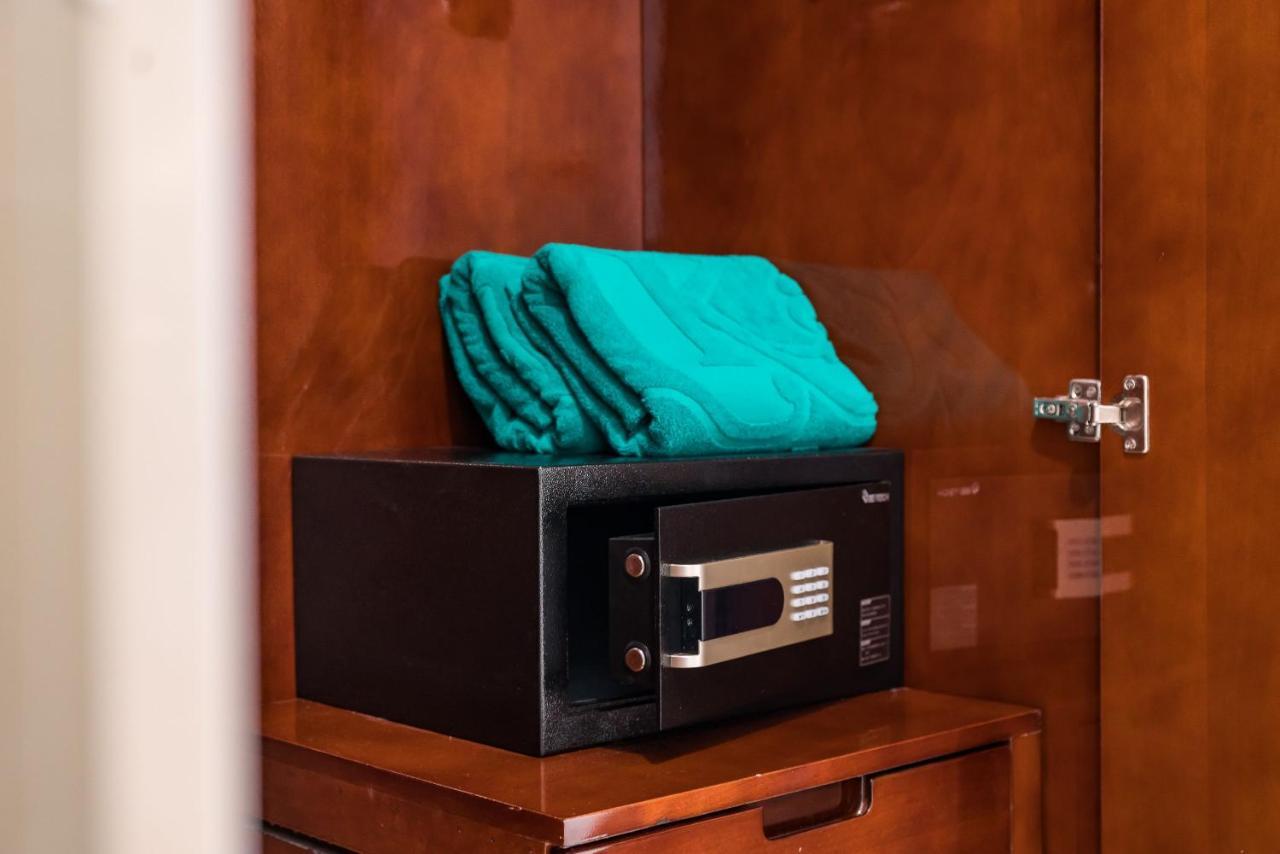 Lk Emerald Beach - Sha Extra Plus Pattaja Kültér fotó A safe in a hotel room