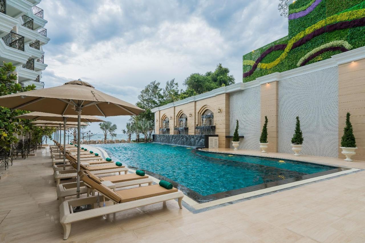 Lk Emerald Beach - Sha Extra Plus Pattaja Kültér fotó The swimming pool at The Royal