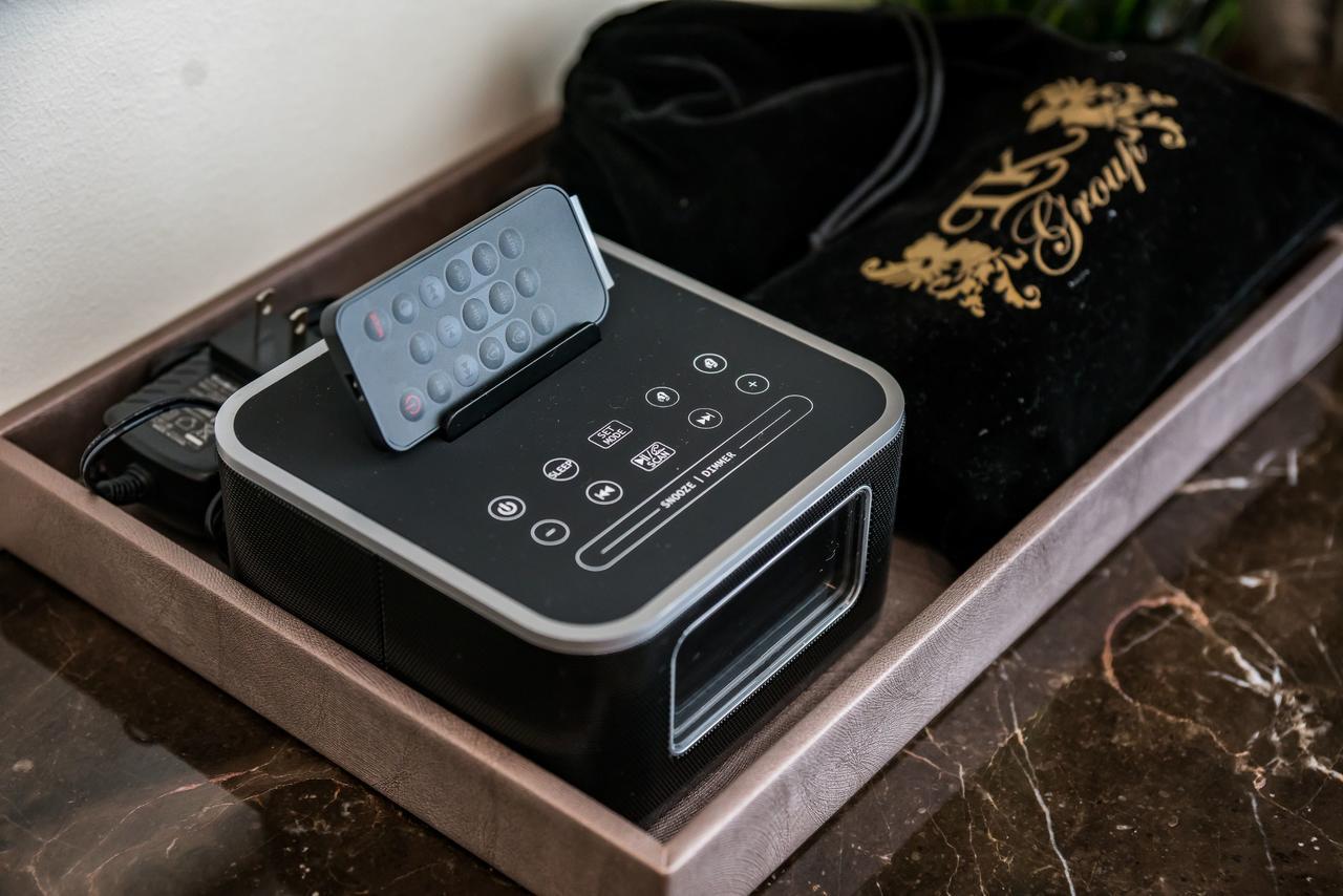 Lk Emerald Beach - Sha Extra Plus Pattaja Kültér fotó A digital alarm clock
