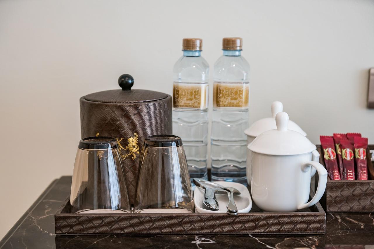 Lk Emerald Beach - Sha Extra Plus Pattaja Kültér fotó Bottled water in a hotel room
