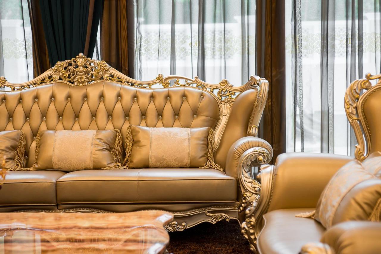 Lk Emerald Beach - Sha Extra Plus Pattaja Kültér fotó A gold sofa