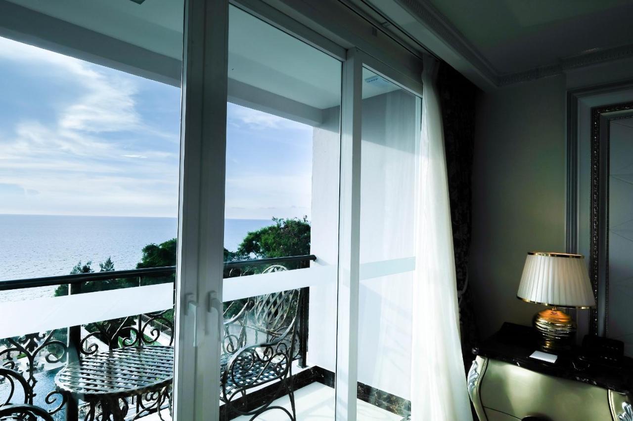 Lk Emerald Beach - Sha Extra Plus Pattaja Kültér fotó A window with a roller blind
